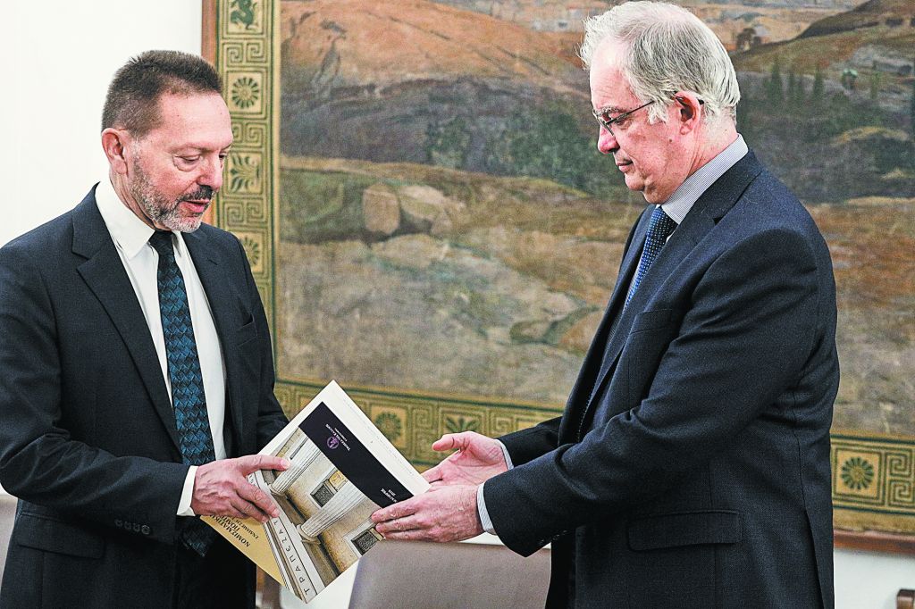 Βιώσιμο το χρέος με πλεονάσματα 2,2% του ΑΕΠ από το 2021