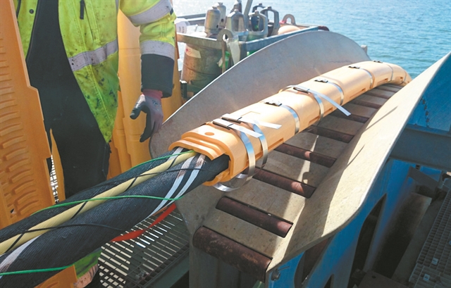 Ρεύμα με καλώδιο στα νησιά του Αιγαίου