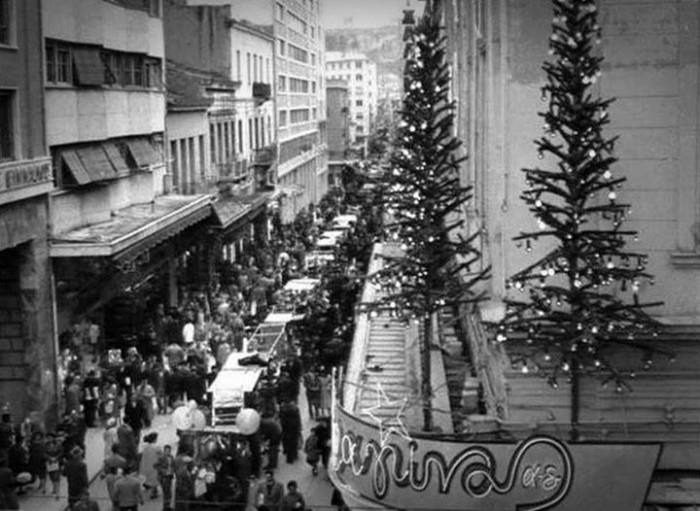 Στη γιορτινή Αθήνα της δεκαετίας του ’60: Οι βιτρίνες και τα δώρα των παιδιών