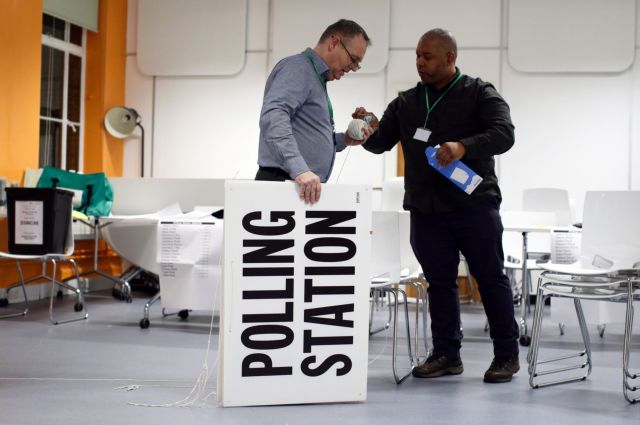 Ψηφίζουν σήμερα οι Βρετανοί – Αναμένεται συμμετοχή ρεκόρ στις εκλογές