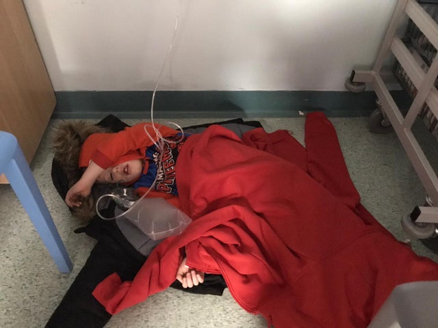 Πλήγμα στον Μπ. Τζόνσον η εικόνα του αγοριού που κοιμάται σε πάτωμα νοσοκομείου