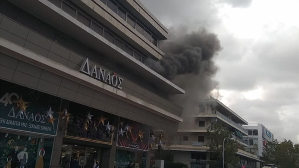 Φωτιά σε κτίριο που στεγάζεται πολυκατάστημα στο Χολαργό