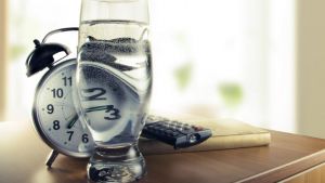 Γιατί δεν πρέπει να πίνετε νερό από ποτήρι που έμεινε στο κομοδίνο όλη νύχτα