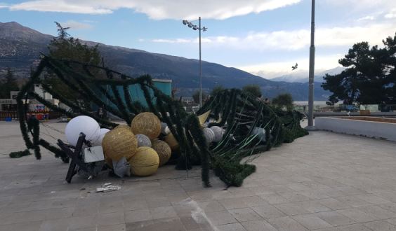 Γιάννενα: Η «Ζηνοβία» γκρέμισε το χριστουγεννιάτικο δέντρο