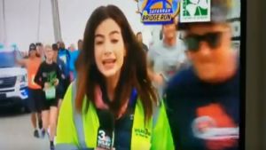 Δρομέας παρενοχλεί δημοσιογράφο on air – Βίντεο που εξοργίζει