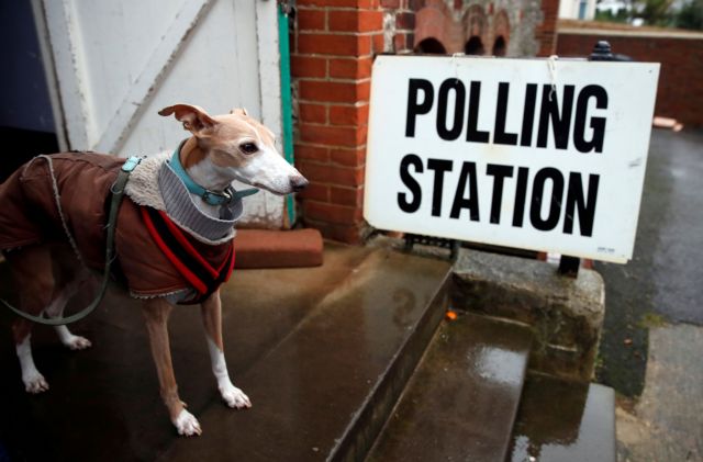 Βρετανικές εκλογές: Οι ψηφοφόροι δεν αποχωρίστηκαν τα σκυλιά τους στα εκλογικά τμήματα