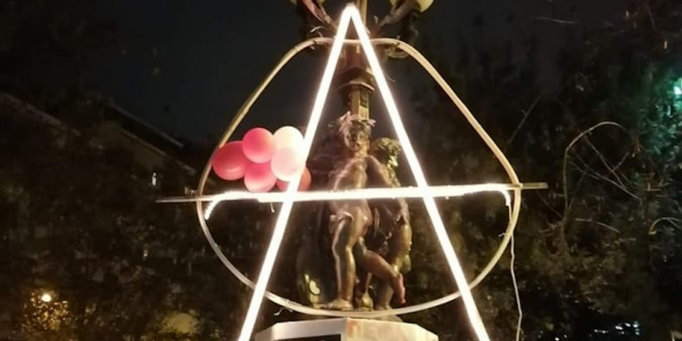 Εξάρχεια : Στόλισαν την πλατεία με ένα φωτεινό «Α»