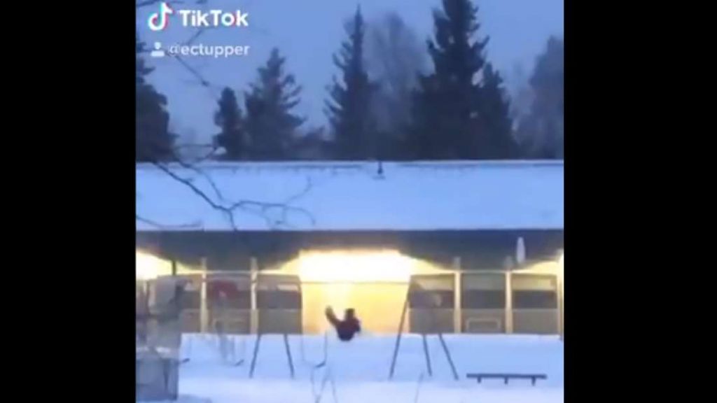 Tο βίντεο με άνδρα σε κούνια που διχάζει το Διαδίκτυο