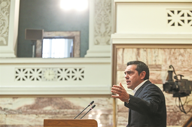 Αναδίπλωση για να αποφύγει τον «μουτζούρη»