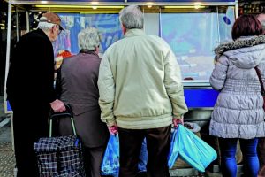 Αυξήσεις και επιδόματα για 1,4 εκατ. συνταξιούχους – Όλα τα ποσά και τα κριτήρια