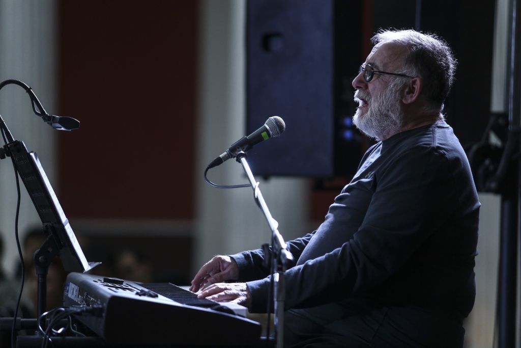 Μία από τις τελευταίες συναυλίες του Θάνου Μικρούτσικου – Όταν όλοι έγιναν μία φωνή