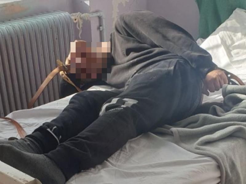 Καταγγέλλουν ότι 22χρονος με αυτισμό ζει δεμένος με ιμάντες στο κρεβάτι