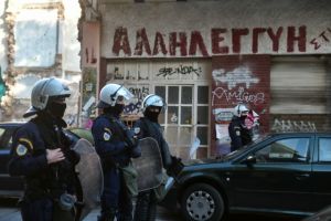 Νέα περιστατικά ωμής βίας από αστυνομικούς στην τριπλή επιχείρηση στο Κουκάκι