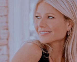 Γκούινεθ Πάλτροου: Ποζάρει ημίγυμνη και ρίχνει το Instagram