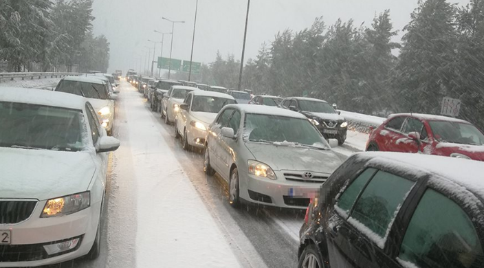 Σαρώνει o χιονιάς: Εγκωβισμένα αυτοκίνητα στη Μαλακάσα – Διακοπή κυκλοφορίας στην Εθνική