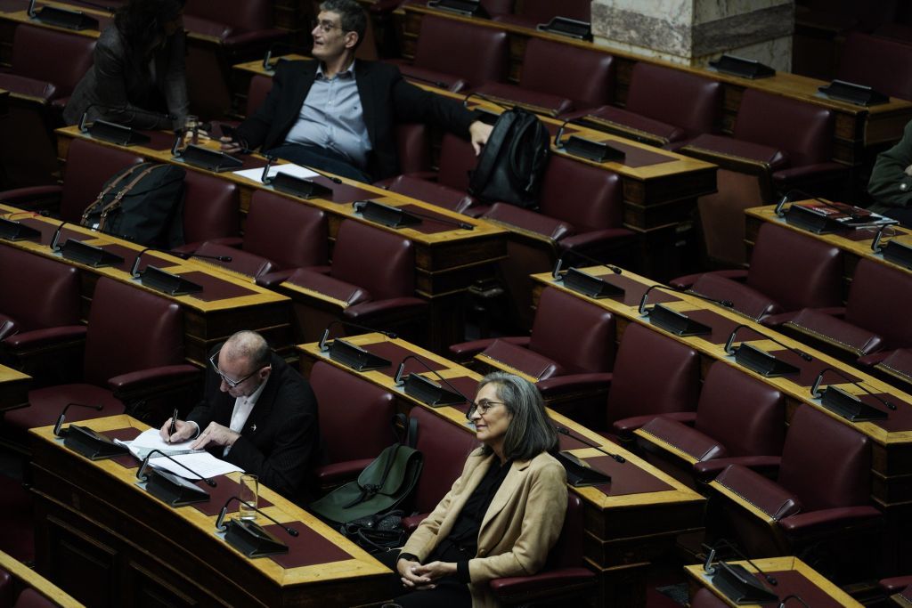 Βουλή : Τους πολιτικούς αρχηγούς περίμεναν οι βουλευτές για να γεμίσουν τα έδρανα