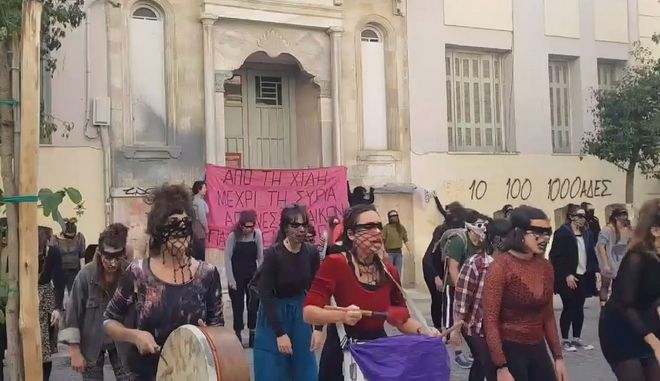 Από τη Χιλή στο Ηράκλειο: Γυναίκες ερμηνεύουν στα ελληνικά «ο βιαστής είσαι εσύ»