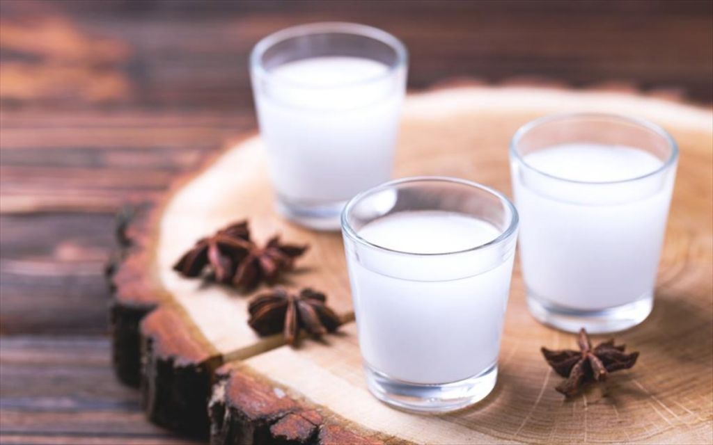 Αυτός είναι ο λαός που πίνει πιο πολύ ούζο από τον Έλληνα