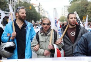 Μέλη του ΠΑΜΕ έκαναν κατάληψη στα γραφεία της ΔΕΗ