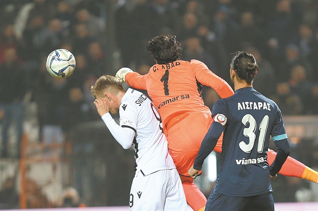 Η μπάλα στην εξέδρα