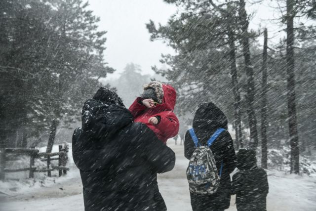 Στην κατάψυξη η χώρα –Χιόνια σε Πάρνηθα και Πήλιο