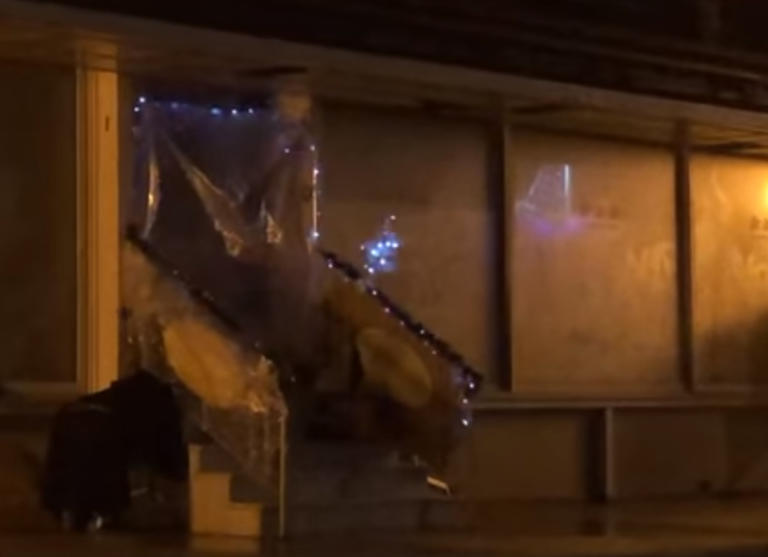 Συγκινητικό βίντεο: Ένας άστεγος στόλισε το “σπίτι του”