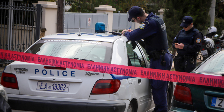 Θρίλερ με πτώμα στην Κυψέλη: Βρέθηκε φιμωμένος στην είσοδο του σπιτιού του