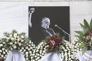 Περπάτησαν μαζί του ως το τέλος