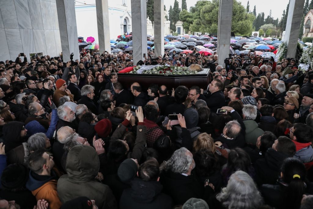 Θάνος Μικρούτσικος: Πλήθος κόσμου αποχαιρέτησε τον κορυφαίο έλληνα συνθέτη