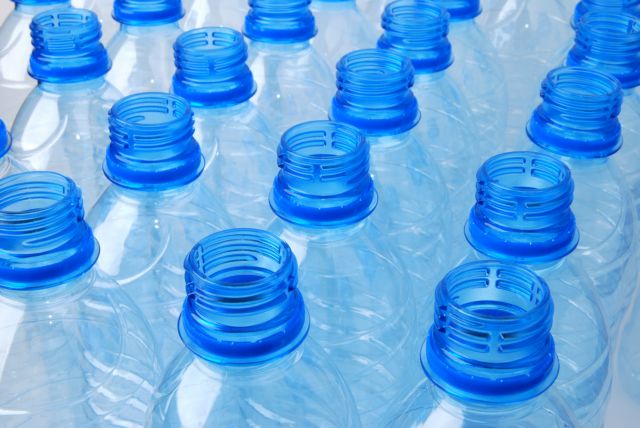 «Πνιγόμαστε» στα πλαστικά μπουκάλια και στην Ελλάδα