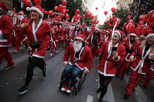 Santa Run : Το κέντρο της Αθήνας γέμισε χαμογελαστούς Άη Βασίληδες
