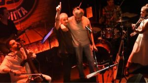 Θηβαίος και Χαρούλης τραγουδούν τον «Άμλετ της Σελήνης» για τον Θάνο Μικρούτσικο