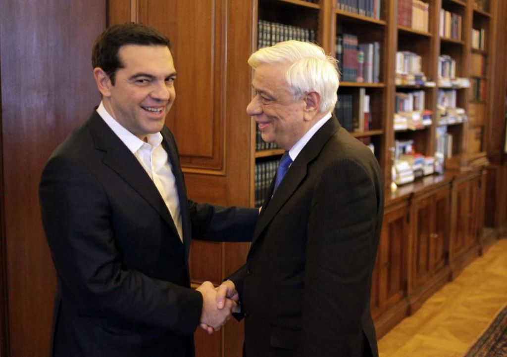 Αγκαλιά με τον Προκόπη Παυλόπουλο ο ΣΥΡΙΖΑ