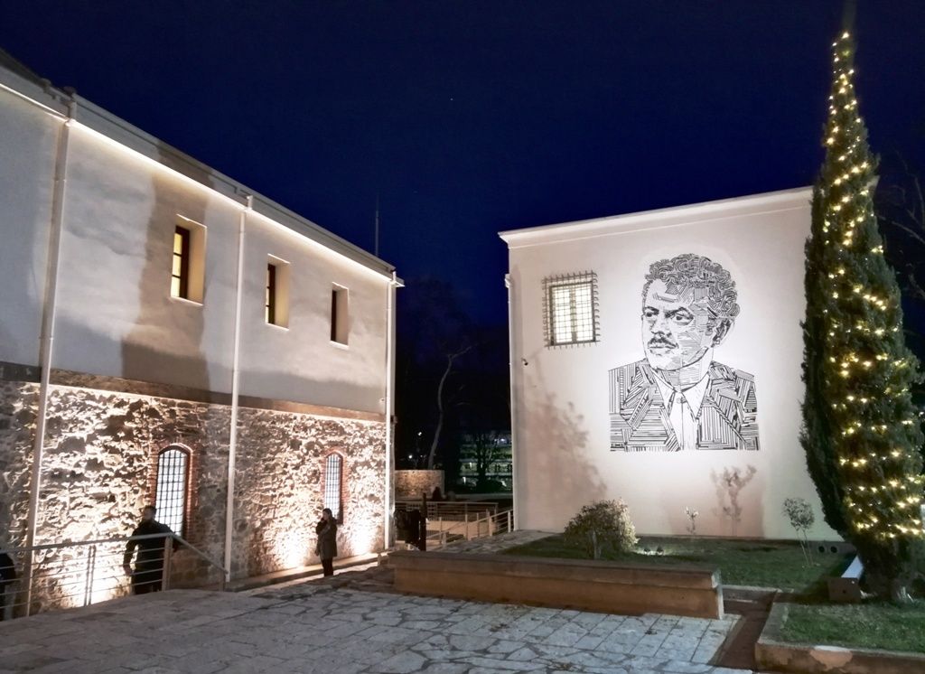 Εντυπωσιακό ψηφιδωτό με τη μορφή του Βασίλη Τσιτσάνη στα Τρίκαλα