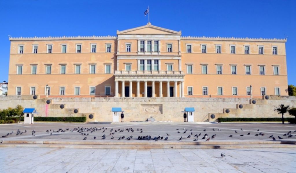 Γιατί οι Ελληνες βουλευτές μπαίνουν… στην πρίζα