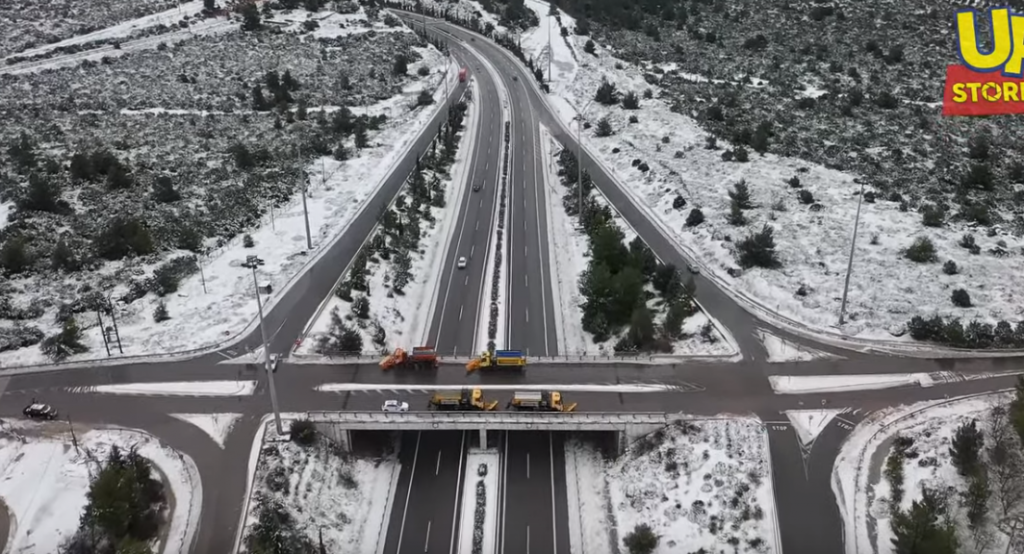 Η Εθνική Οδός Αθηνών – Λαμίας χιονισμένη από ψηλά