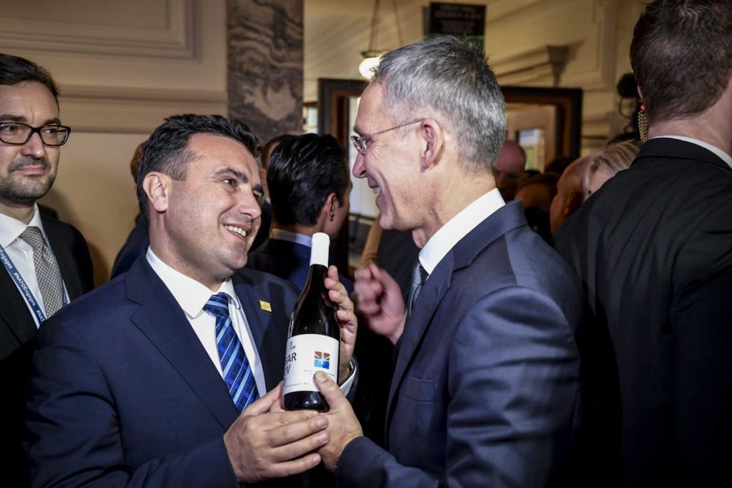 Το δώρο του Ζάεφ: «Ενα μπουκάλι υπέροχο μακεδονικό κρασί»