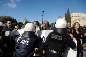 Ένταση και χημικά σε ημερίδα του Πανελλήνιου Ιατρικού Συλλόγου