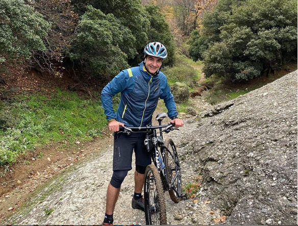Ο Κυριάκος Μητσοτάκης κάνει mountain bike στα Μετέωρα