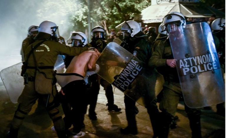 Φωτογραφία ημίγυμνου διαδηλωτή στα χέρια των ΜΑΤ προκαλεί μεγάλες αντιδράσεις | tanea.gr