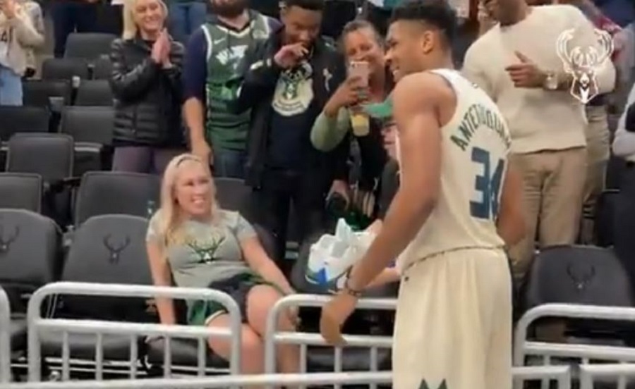 Τρυφερή κίνηση του Αντετοκούνμπο – Έδωσε τα παπούτσια του σε παιδί με σύνδρομο Down