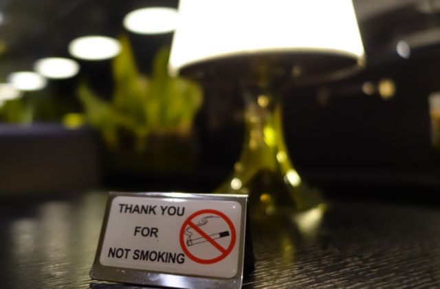 Αντικαπνιστικός νόμος : Τεράστια η ανταπόκριση στο «1142» από καπνιστές και μη | tanea.gr