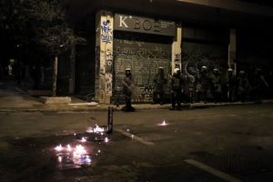 Εξάρχεια: Επεισόδια με μολότοφ και χημικά στην πλατεία
