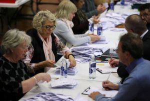 Βρετανικές εκλογές: Καρέ – καρέ η «μάχη» στα εκλογικά τμήματα