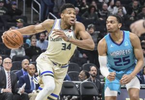 Σόου Αντετοκούνμπο κόντρα στους Χόρνετς