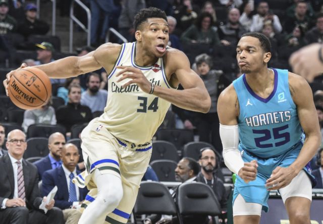 Σόου Αντετοκούνμπο κόντρα στους Χόρνετς