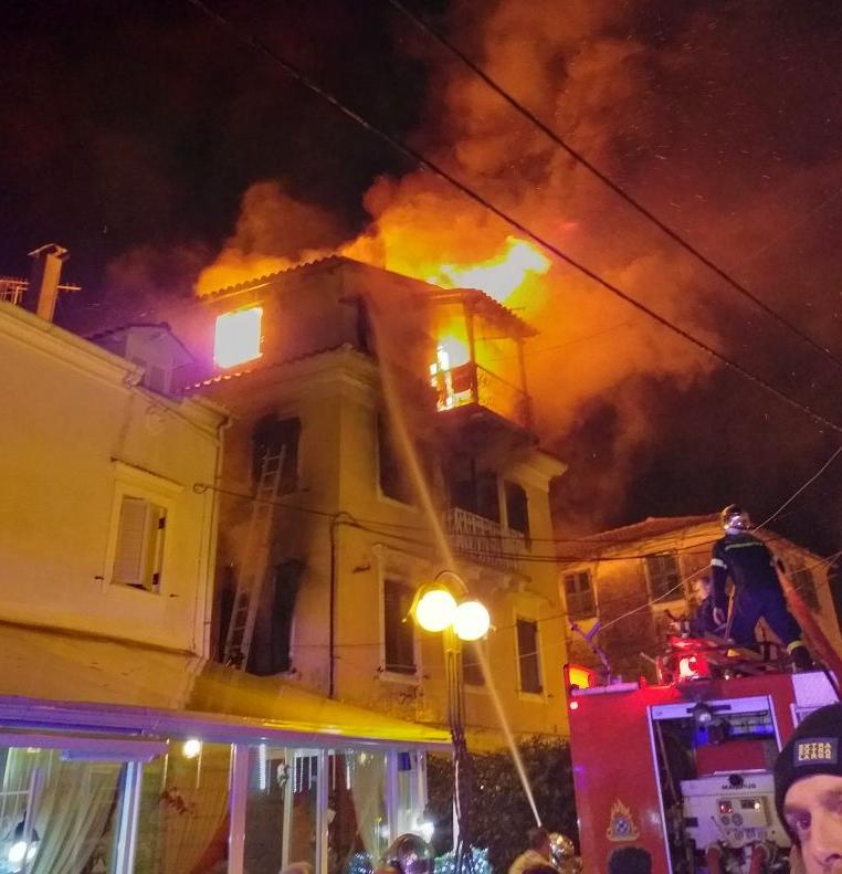Μεγάλη φωτιά σε τριώροφο σπίτι στην Κέρκυρα