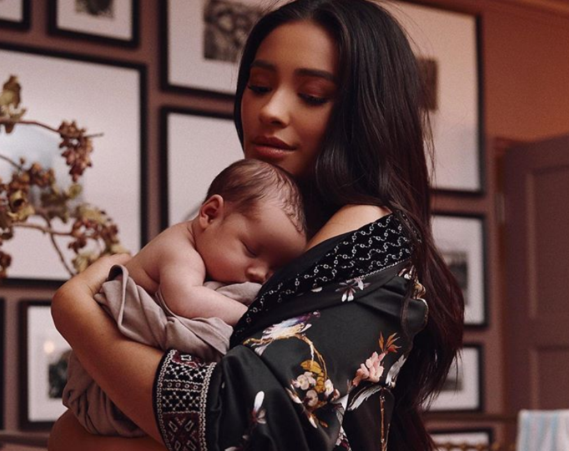 Η Σέι Μίτσελ ποζάρει μαζί με την κόρη και τον σύντροφό της