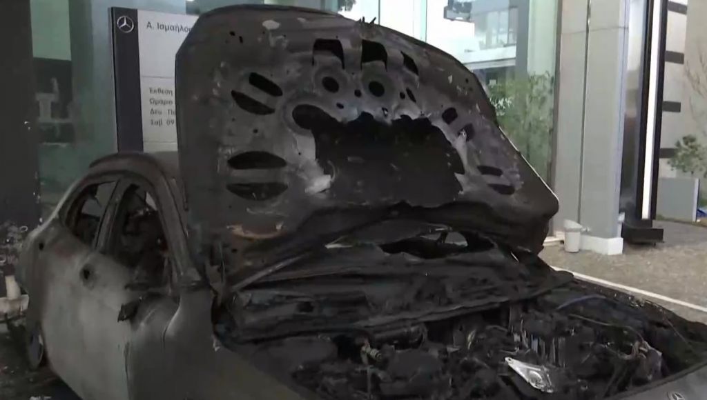 Βουλιαγμένη: Εμπρησμός σε αντιπροσωπεία αυτοκίνητων [Εικόνες]