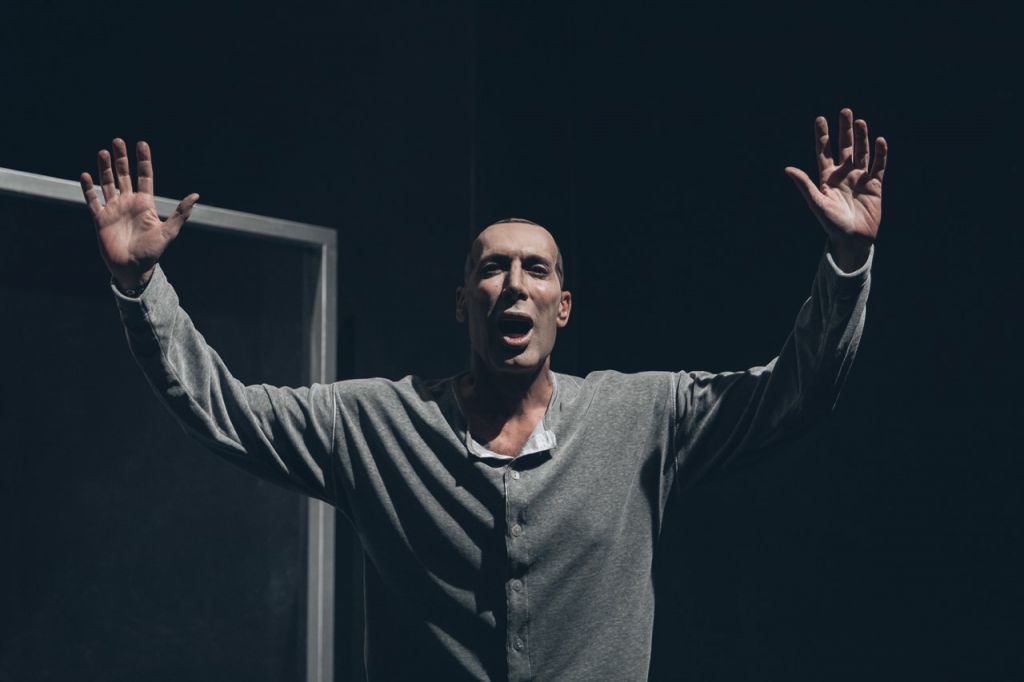 Ο Νικόλας Βαγιονάκης συνομιλεί με τους «Wilson & Wilson»